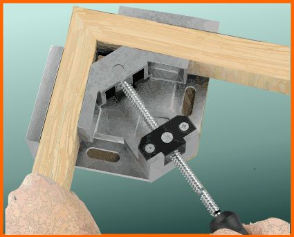 Corner clamp secures corner miter